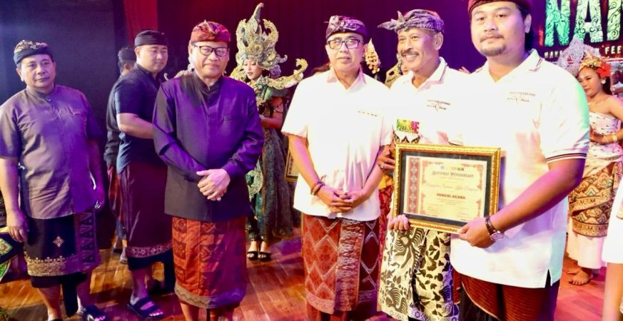 Walikota Denpasar I Gusti Ngurah Jaya Negara menyerahkan piagam penghargaan kepada penari di acara Naluriku Menari.