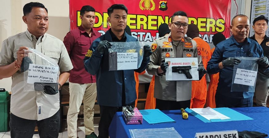 Barang bukti kasus begal Kuta berupa ponsel, dompet, sepeda motor, dan airsoft gun hitam.