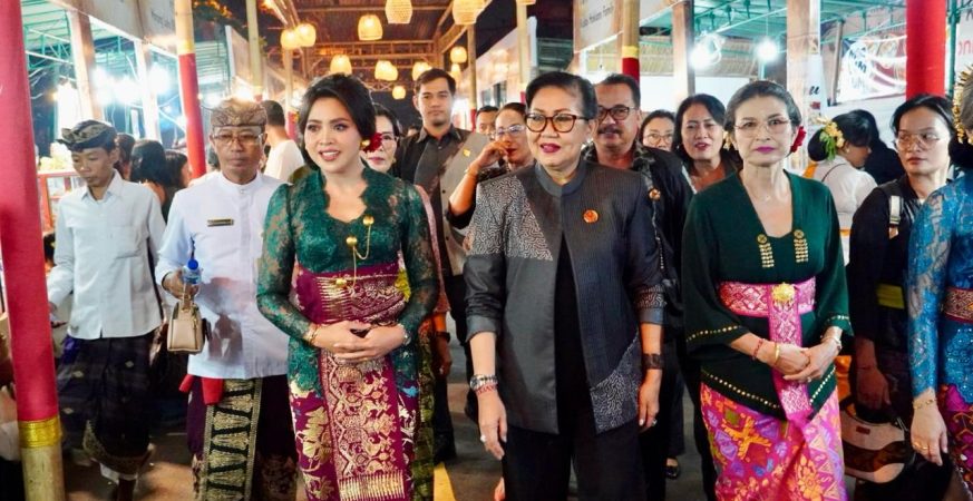 Putri Koster menghadiri Fashion Show Semarapura Festival 2025 di Monumen Ida Dewa Agung Jambe, Klungkung.