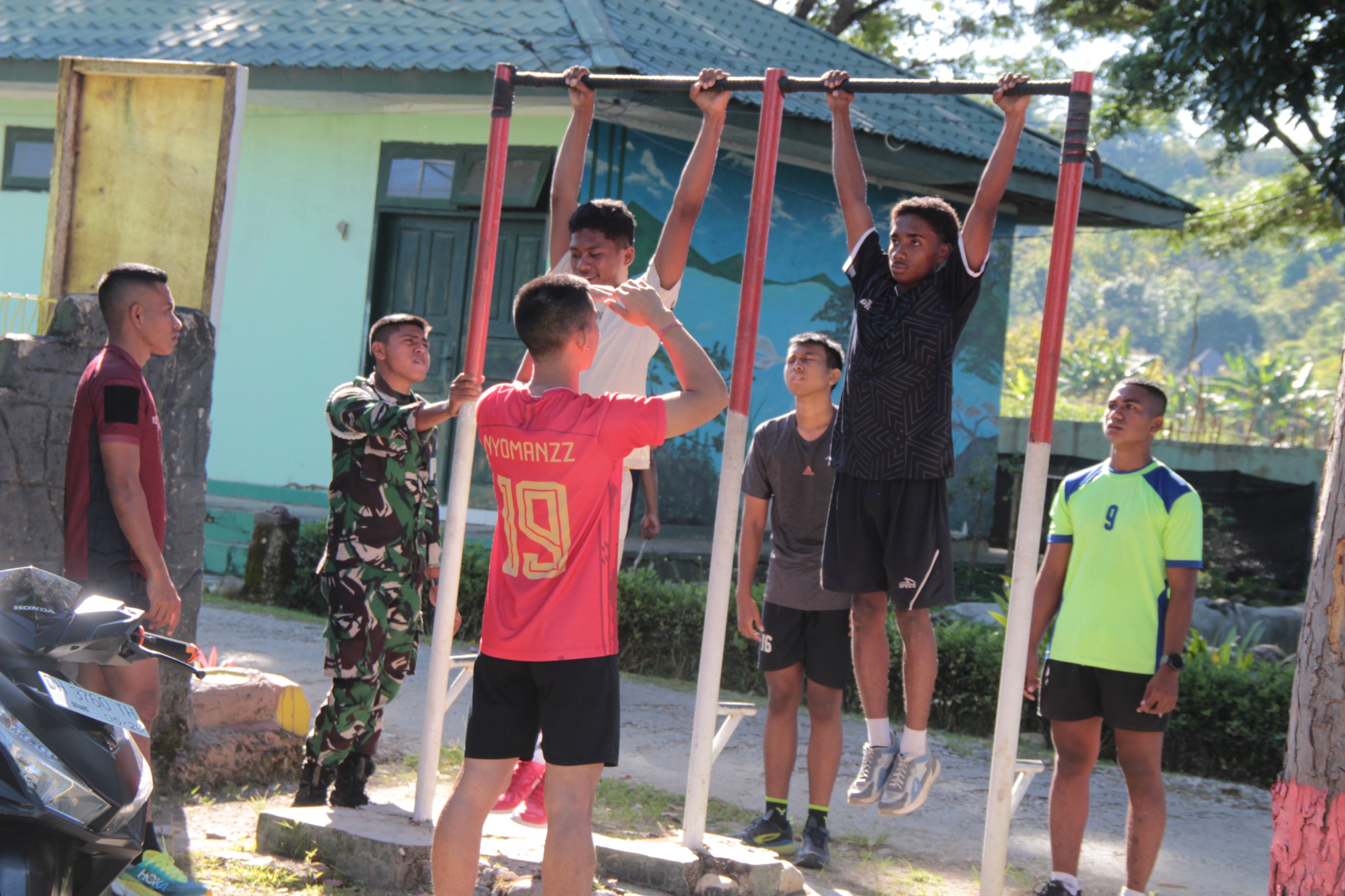 Peserta pembinaan mengikuti latihan fisik persiapan tes masuk TNI-Polri di bawah bimbingan Satgas Yonif 741.