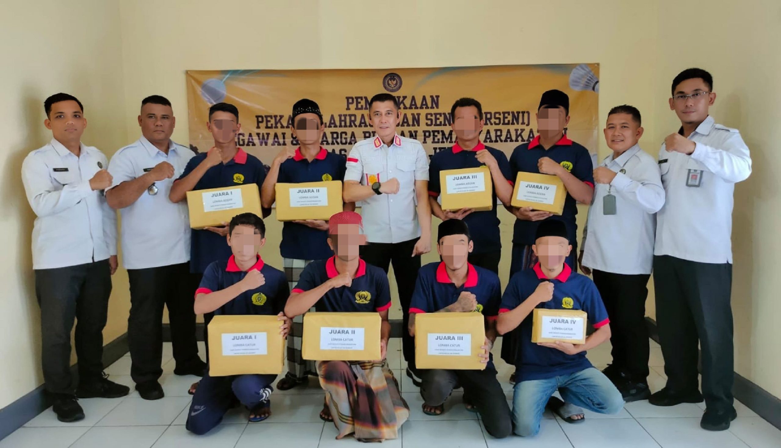 Kalapas RM. Kristyo Nugroho menyerahkan hadiah kepada pemenang Porsenap 2025 di Aula Utama Lapas Jember.