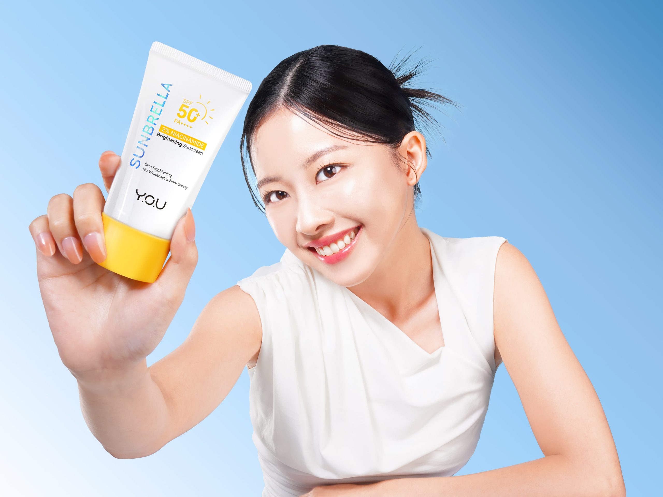 Kemasan Y.O.U Sunbrella 2% Niacinamide Brightening Sunscreen dengan SPF50+ PA++++ dan formula gel ringan.