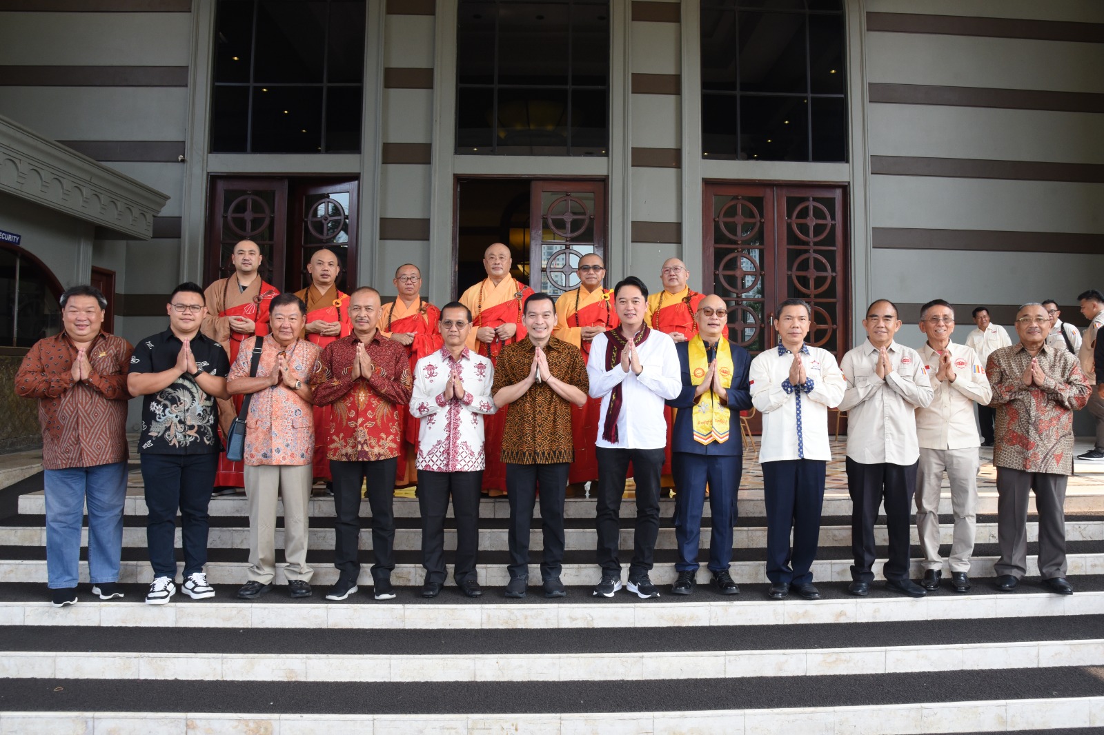 Umat Buddha mengikuti prosesi pemandian rupang Pangeran Siddharta Gautama dalam ritual Yufo menjelang Waisak 2025 di Balai Samudera, Jakarta.