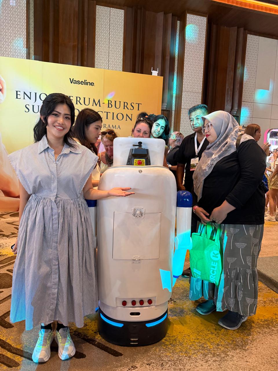 Vaseline Roboderm AI tampil perdana di Beautiverse Bali memberikan diagnosa kulit dan rekomendasi produk skincare berbasis AI