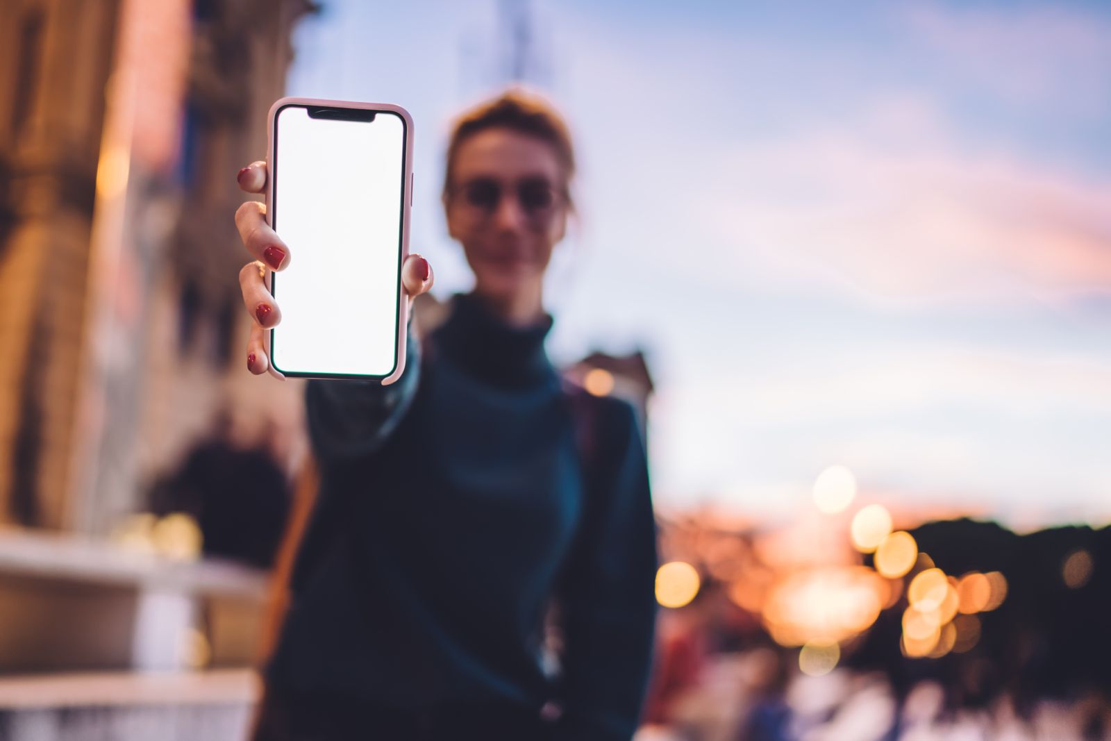 Desain terbaru iPhone 19 Pro yang dikabarkan akan menggunakan kaca melengkung tanpa potongan layar, memberikan tampilan futuristik dengan layar tanpa bingkai.