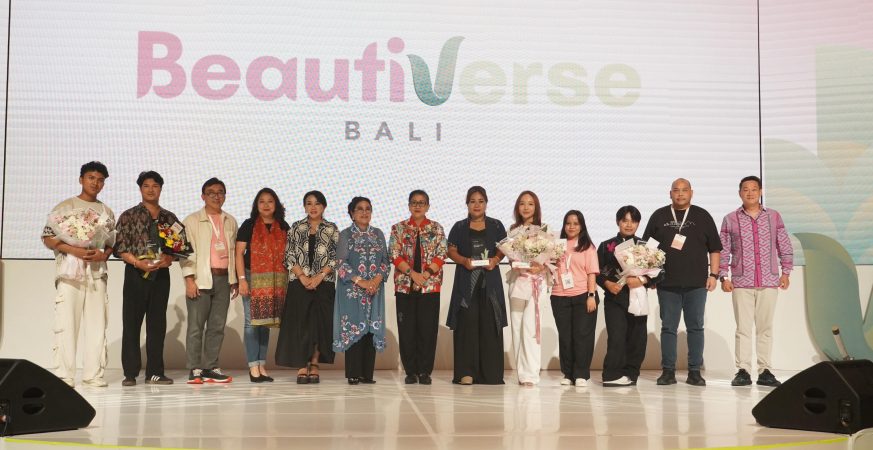 Putri Suastini Koster menghadiri fashion show Pesona Wastra Nusantara di Beautiverse 2025