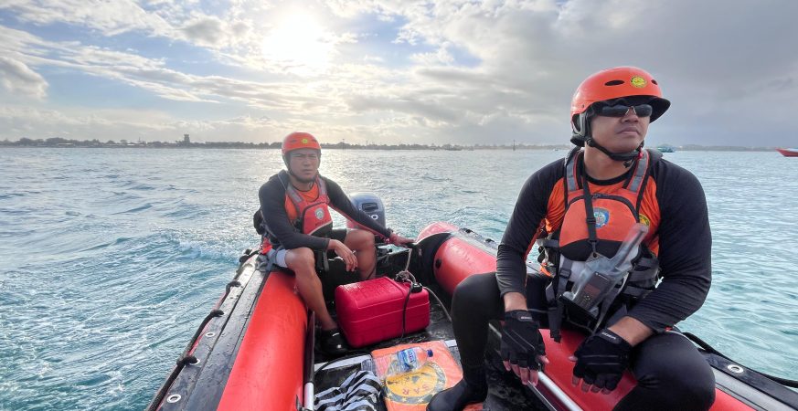 Tim SAR melakukan pencarian WNA Yordania yang hilang di Pantai Batu Belig Bali.