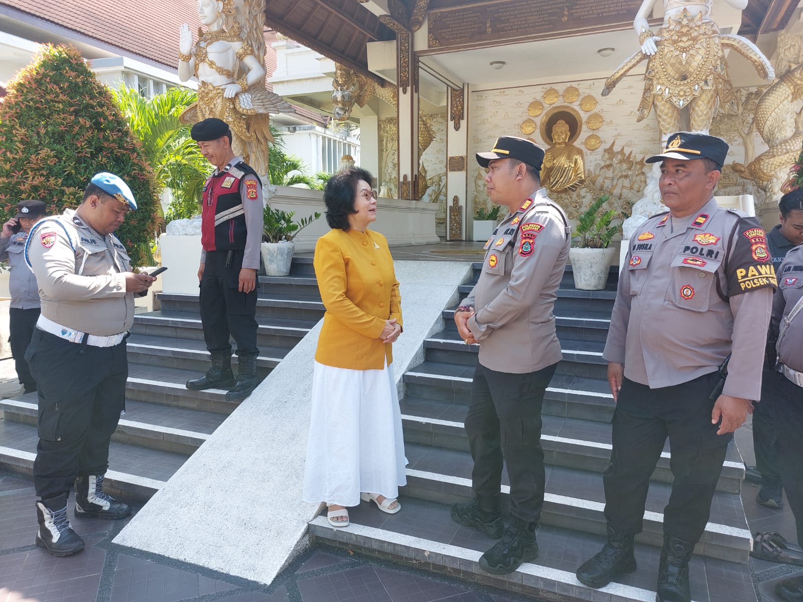 South Kuta Police Chief AKP I Komang Agus Dharmayana visiting Guna Buddha Temple to secure Waisak Day celebration.
