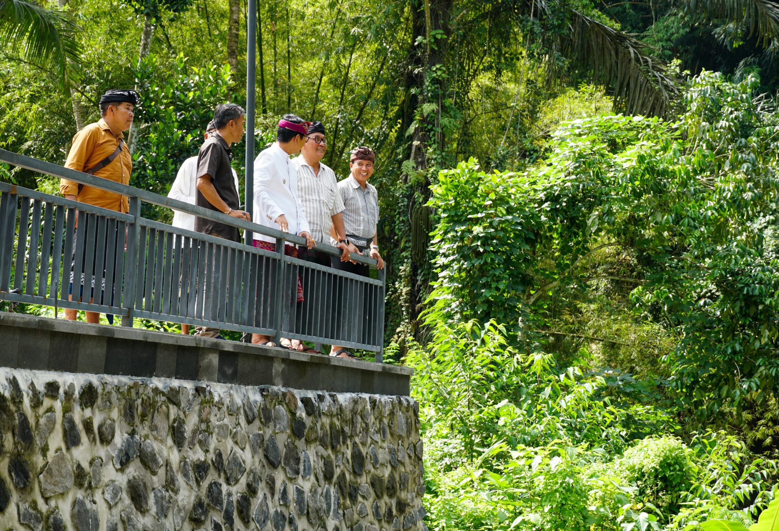 Bupati Badung Wayan Adi Arnawa melakukan peninjauan langsung tempat Melasti Desa Adat Abiansemal untuk mendukung perluasan lahan upacara.