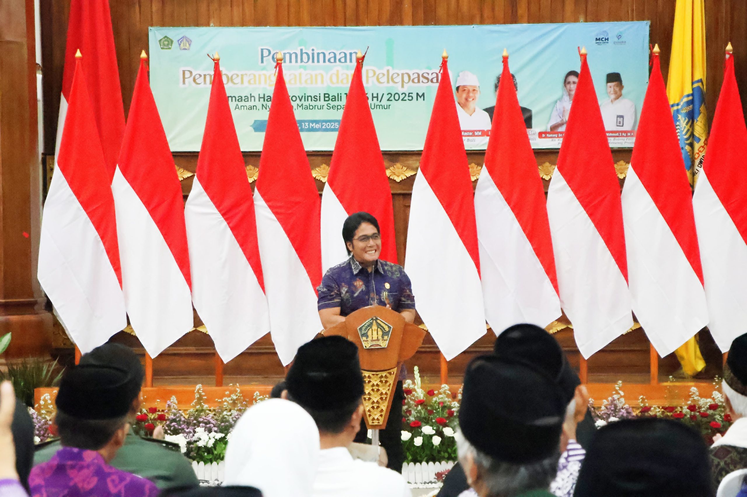 Wakil Gubernur Bali, I Nyoman Giri Prasta, melepas jemaah haji Bali 2025 untuk menunaikan ibadah haji.