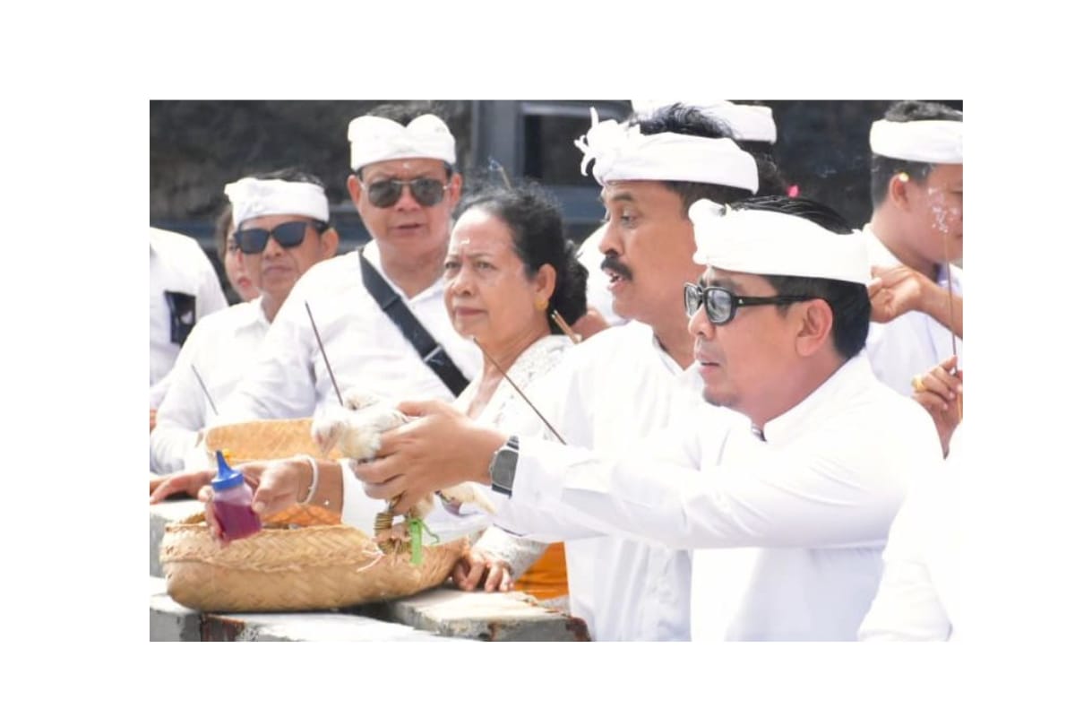 Pujawali ceremony at Pura Luhur Uluwatu with Deputy Mayor of Denpasar, I Kadek Agus Arya Wibawa
