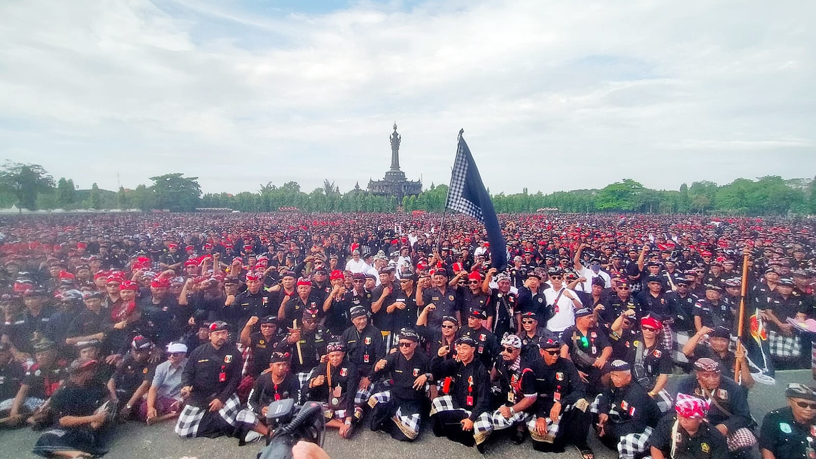 Pecalang Bali menolak premanisme yang berkedok ormas dalam acara Gelar Agung Pacalang di Bali.