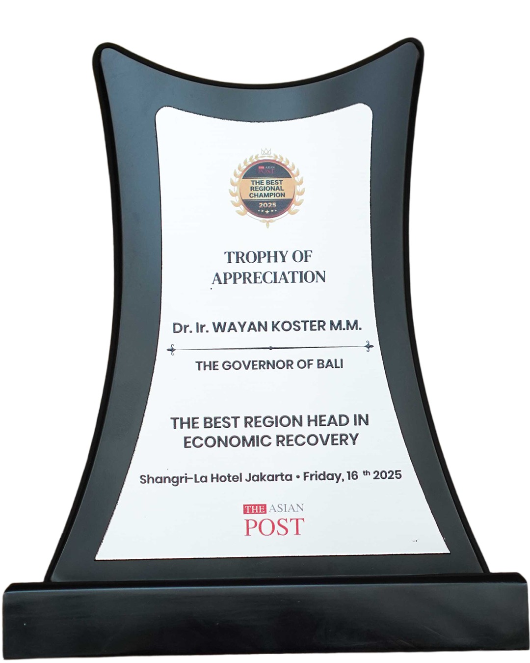 Gubernur Bali Wayan Koster menerima penghargaan The Best Region Head in Economic Recovery di Shangri-La Hotel Jakarta.