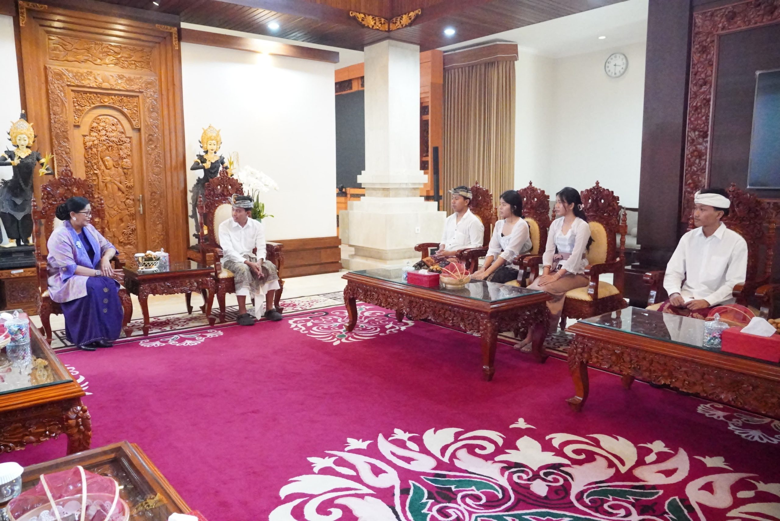 Putri Suastini Koster mendukung Malam Apresiasi Sastra Teater Angin di Bali.