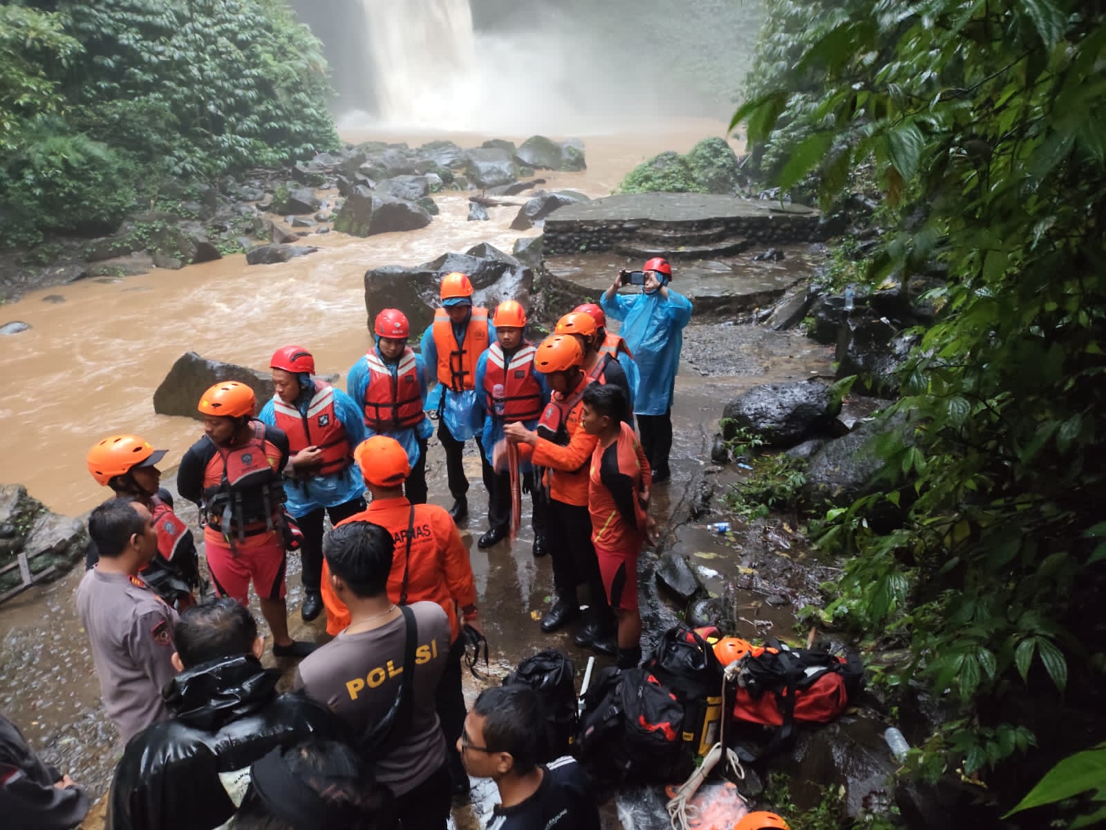 Rescue operation at Nungnungan Waterfall in Denpasar for a drowned victim.