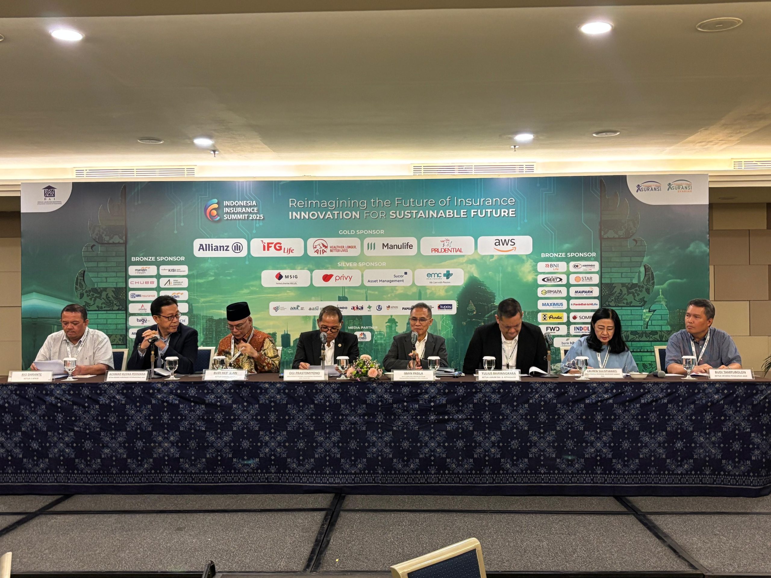 Indonesia Insurance Summit 2025 di Bali membahas transformasi industri asuransi dengan peserta dari berbagai sektor di Bali Nusa Dua Convention Center.