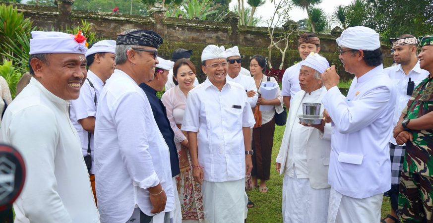 Gubernur Bali Wayan Koster menyerahkan bantuan pembangunan pipa air bersih untuk Pura Agung Besakih, didukung oleh Forum Aksi Rare Angon (FARA).