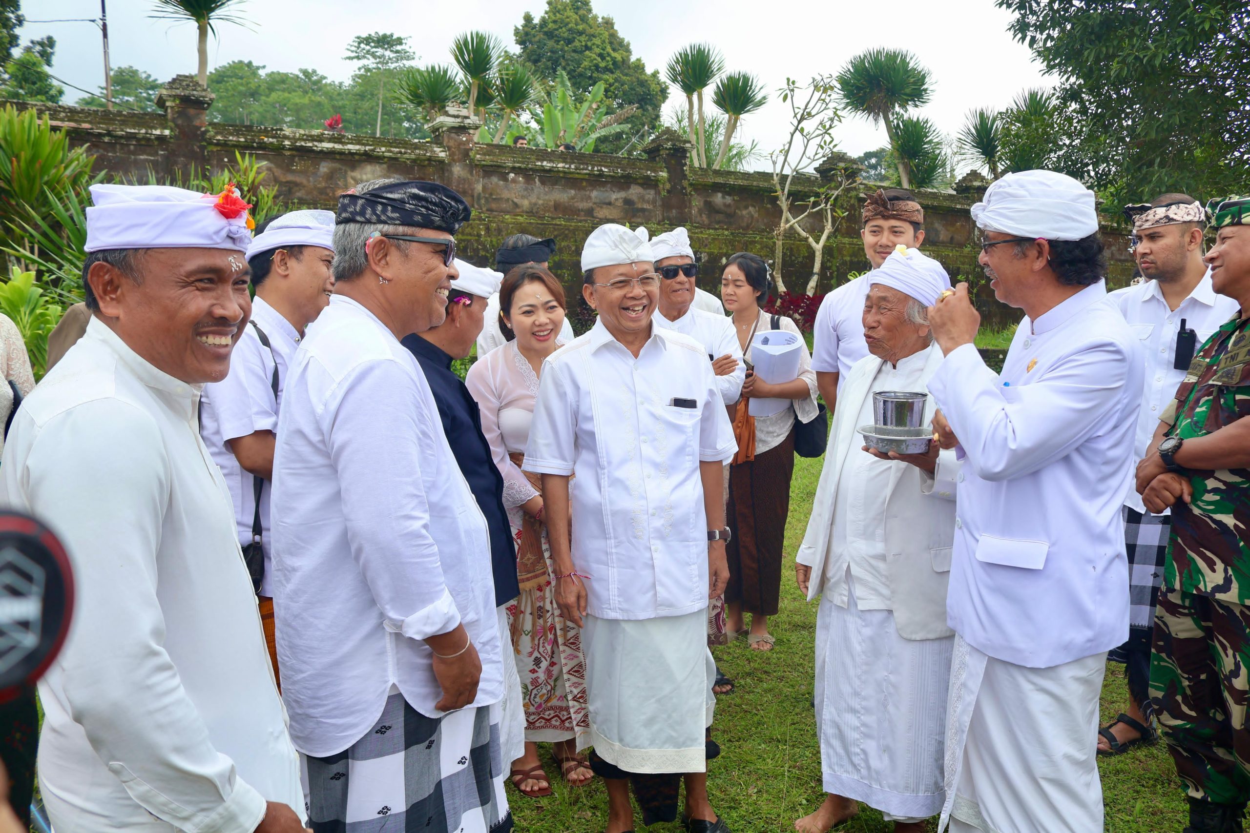 Gubernur Bali Wayan Koster menyerahkan bantuan pembangunan pipa air bersih untuk Pura Agung Besakih, didukung oleh Forum Aksi Rare Angon (FARA).