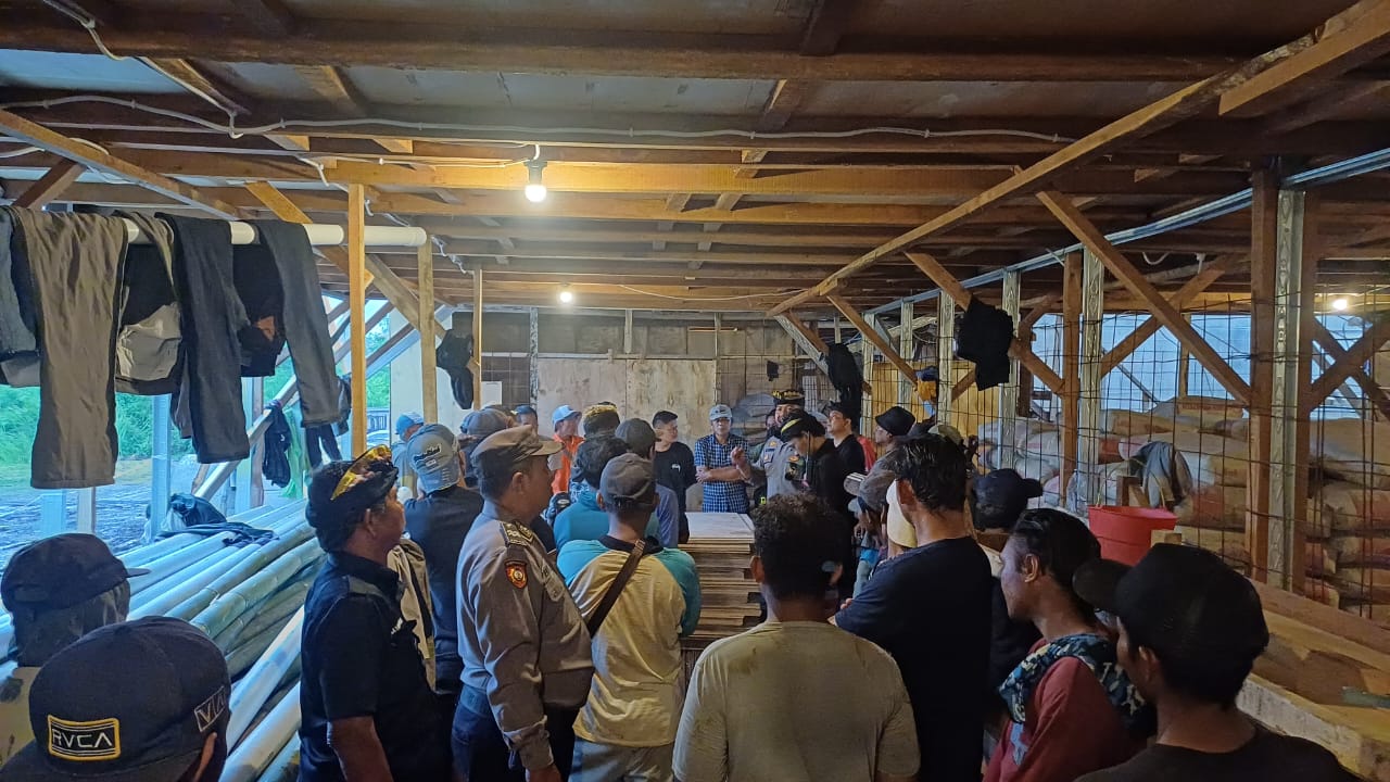 Pendataan penduduk non permanen di Banjar Sari Karya, Desa Ungasan oleh Polsek Kuta Selatan.