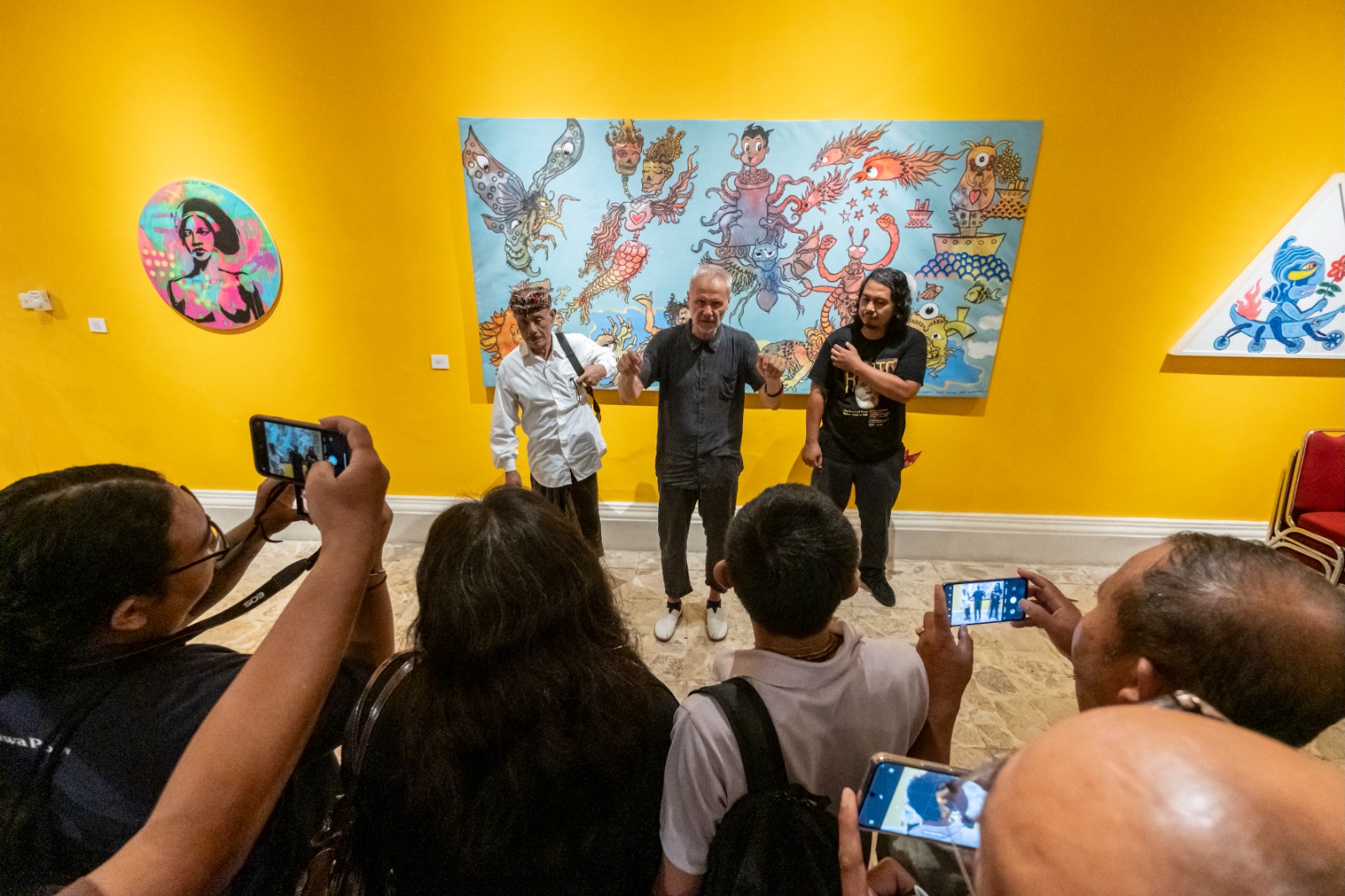 Michael Schindhelm diapit Agung Rai Founder Arma Museum dan seniman Made Bayak saat memberikan penjelasan Pameran ROOTS yang akan dibuka 24/5 di Museum Arma.