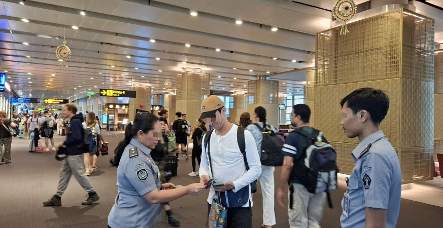 Petugas Imigrasi Rudenim Denpasar mengawal deportasi WNA Maroko yang overstay.