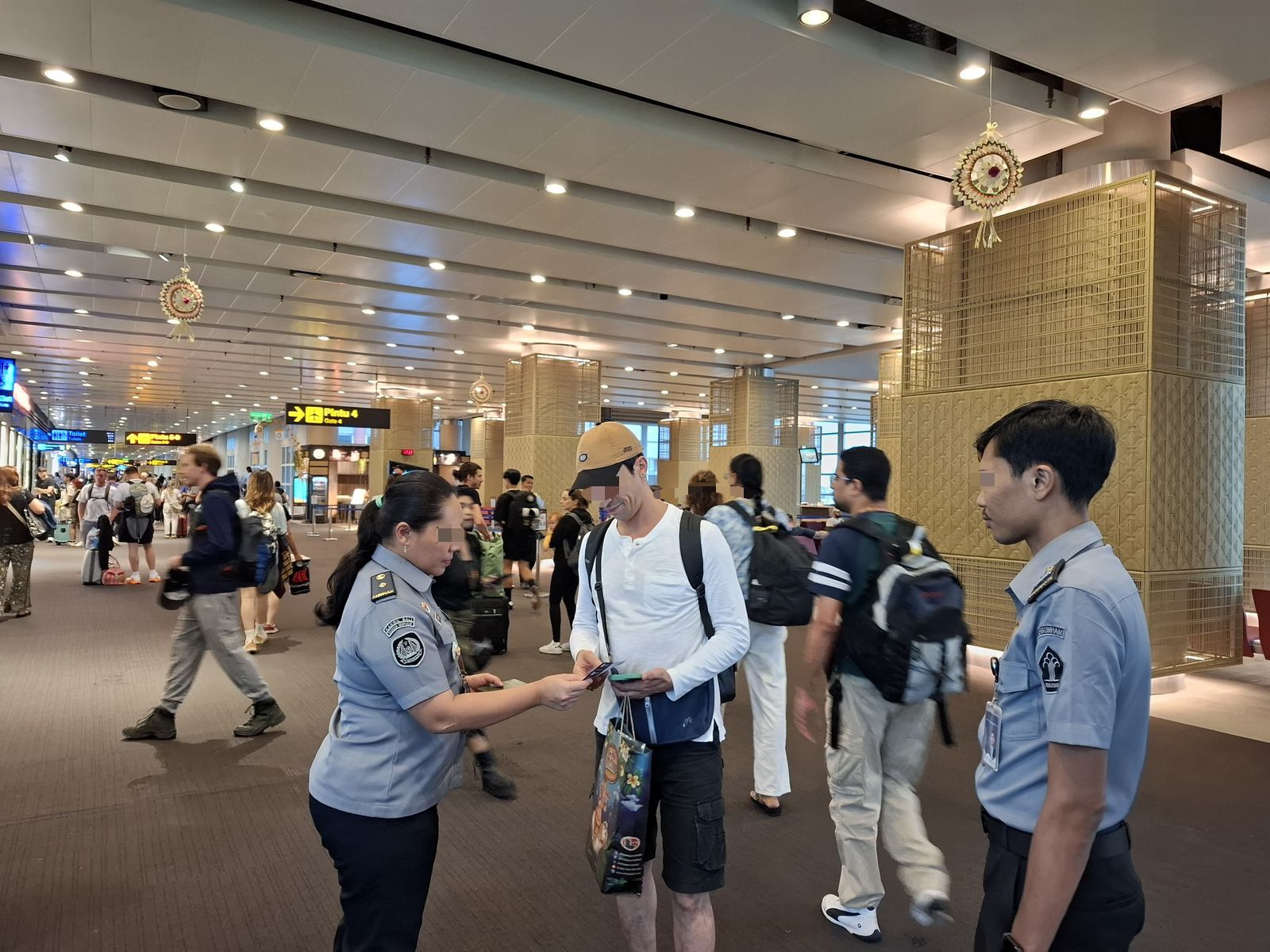 Petugas Imigrasi Rudenim Denpasar mengawal deportasi WNA Maroko yang overstay.