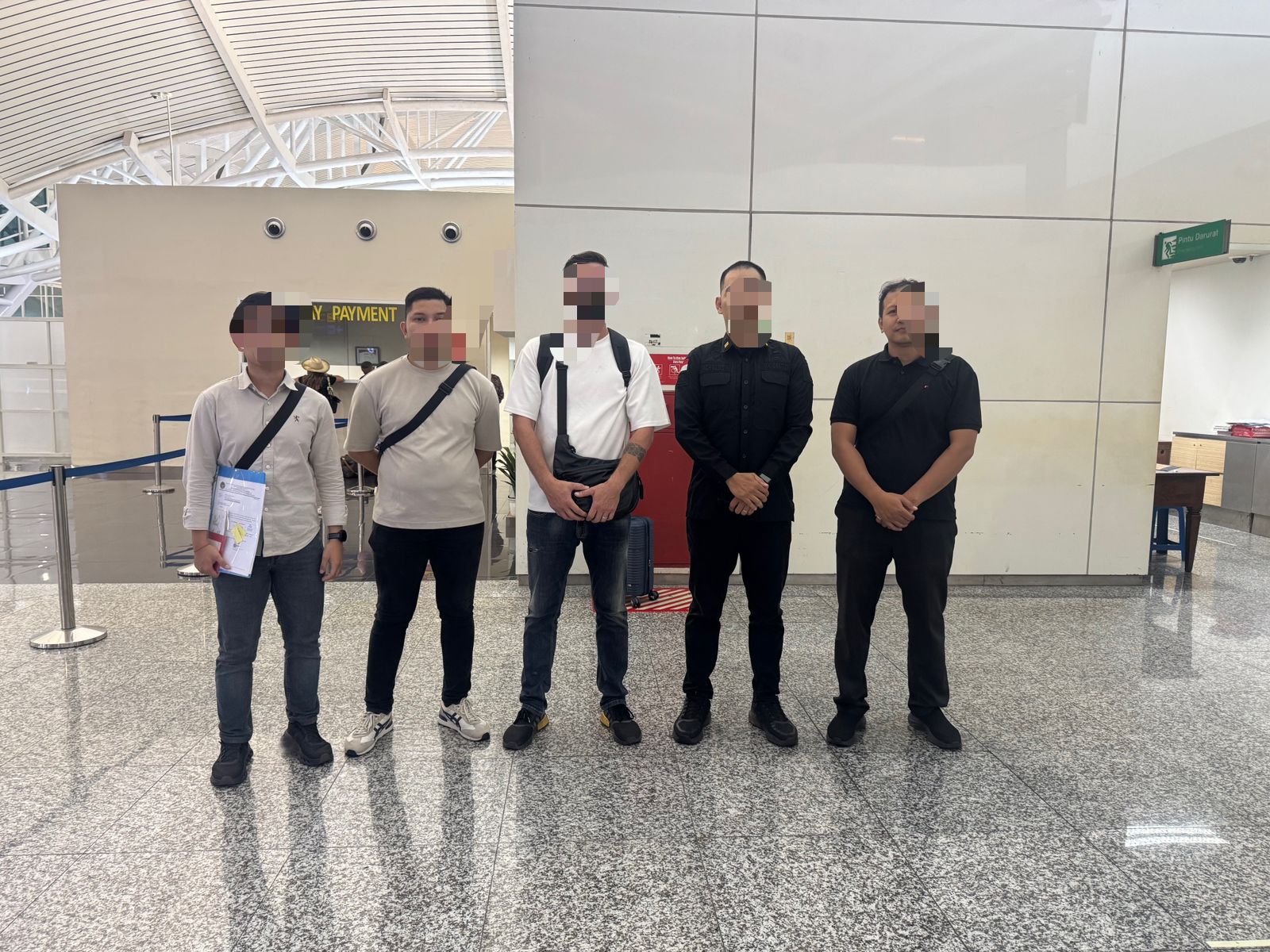 Petugas Imigrasi Denpasar melakukan deportasi WNA Swiss terkait kasus penggalangan dana ilegal