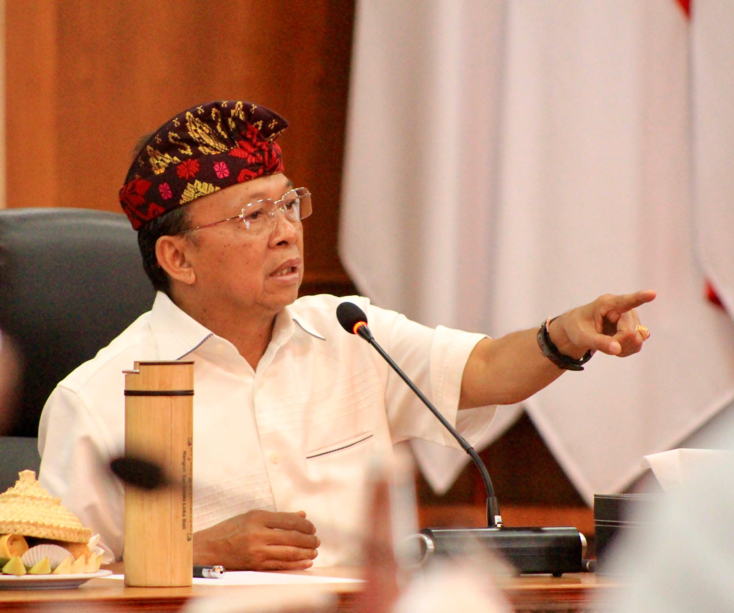 Gubernur Bali Wayan Koster saat umumkan larangan plastik kemasan kecil.