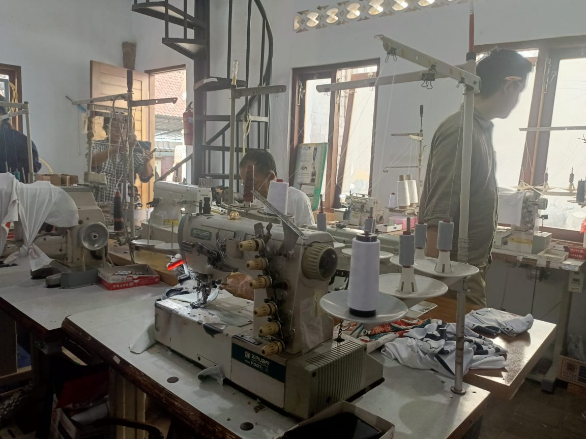 Suasana di ruang produksi AUM Apparel di Tabanan, Bali.