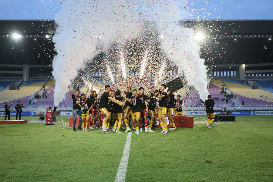 Tri Brata Rafflesia merayakan kemenangan di final Liga 4 2024/2025 di Stadion Manahan Solo