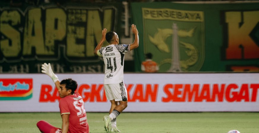 Bali United menutup musim Liga 1 2024/25 dengan kemenangan 1-3 atas Persebaya Surabaya, berkat gol dari Irfan Jaya, Rahmat Arjuna, dan Boris Kopitovic.