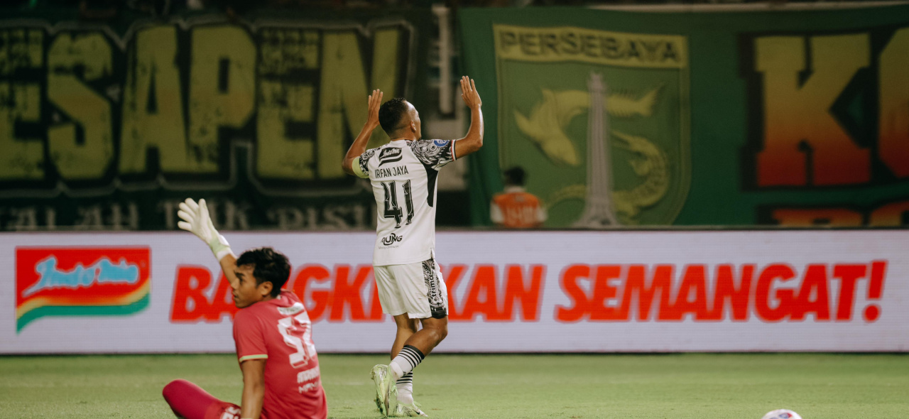 Bali United menutup musim Liga 1 2024/25 dengan kemenangan 1-3 atas Persebaya Surabaya, berkat gol dari Irfan Jaya, Rahmat Arjuna, dan Boris Kopitovic.