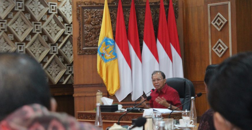 Gubernur Wayan Koster pimpin rapat darurat terkait maraknya usaha WNA di sektor pariwisata Bali.