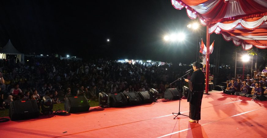 Putri Koster recites Sumpah Kumbakarna poem on Pancasila Day stage in Bali.