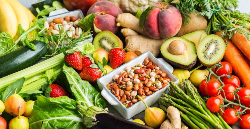 Ilustrasi makanan sehat untuk jantung dengan buah, sayur, biji-bijian, dan kacang-kacangan