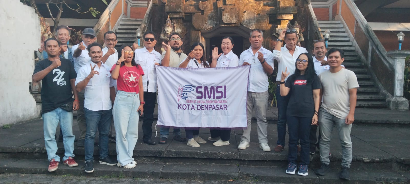 Foto bersama Ketua SMSI Bali bersama jajaran pengurus dan anggota SMSI Denpasar usai Rapat Kerja, Selasa 3 Juni 2025.