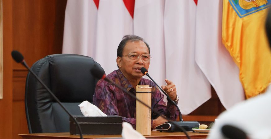 Gubernur Bali membahas pembangunan terminal LNG Sidakarya bersama masyarakat.