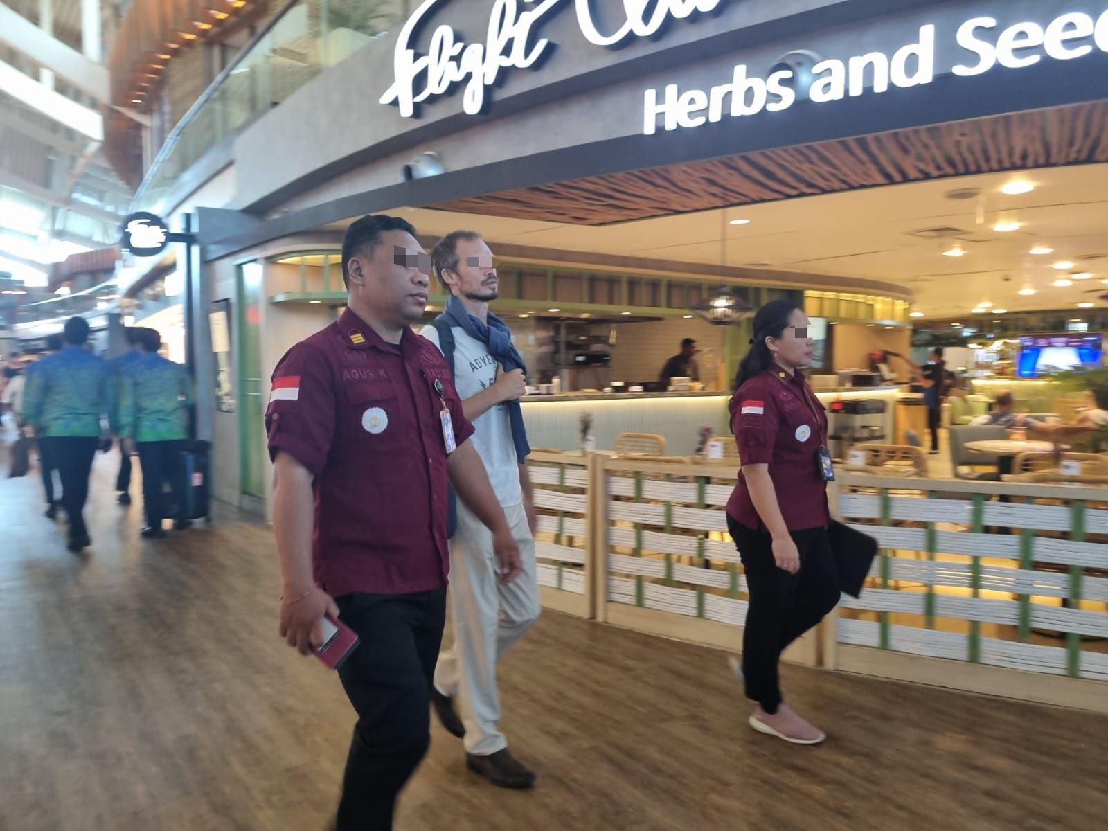 etugas imigrasi mengawal deportasi WNA Rusia dari Bandara Ngurah Rai Bali.