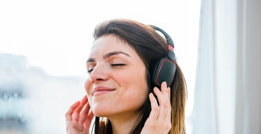 Ilustrasi seorang wanita tengah mendengarkan lagu dan groove nostalgia lewat headphones.