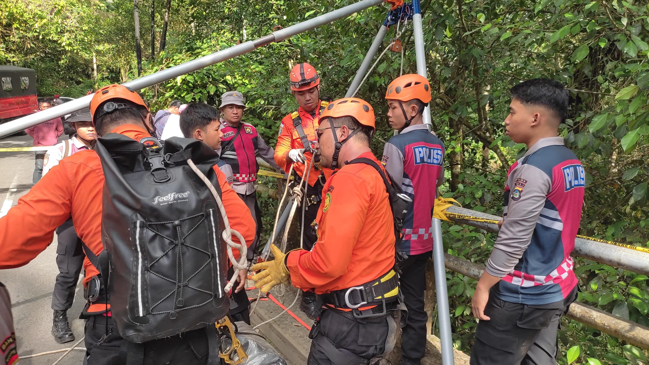 Rescue team evacuates motorcyclist from ravine in Baturiti, Tabanan.