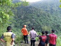 Motorcyclist Fell into a 50-Meter Ravine Evacuated in Baturiti