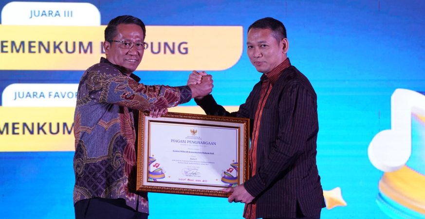 Kanwil Kemenkum Bali menerima penghargaan Juara 1 Aransemen Mars Kekayaan Intelektual Indonesia.