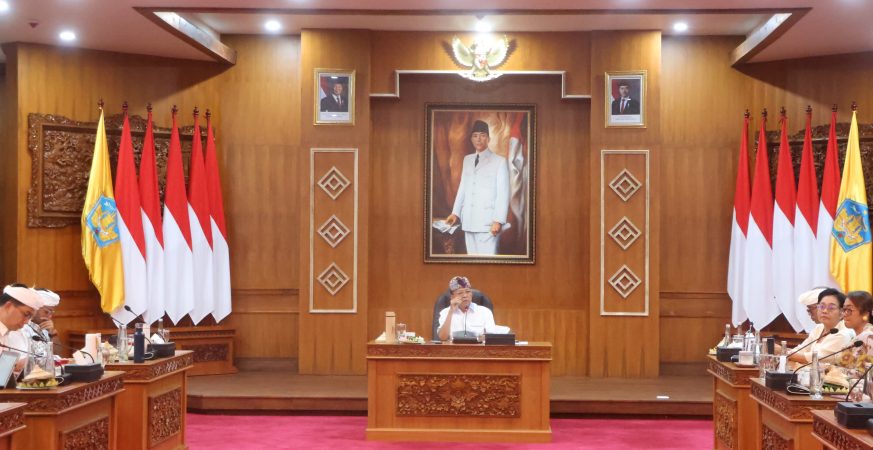 Gubernur Bali Wayan Koster pimpin rapat pelarangan AMDK plastik di bawah satu liter.