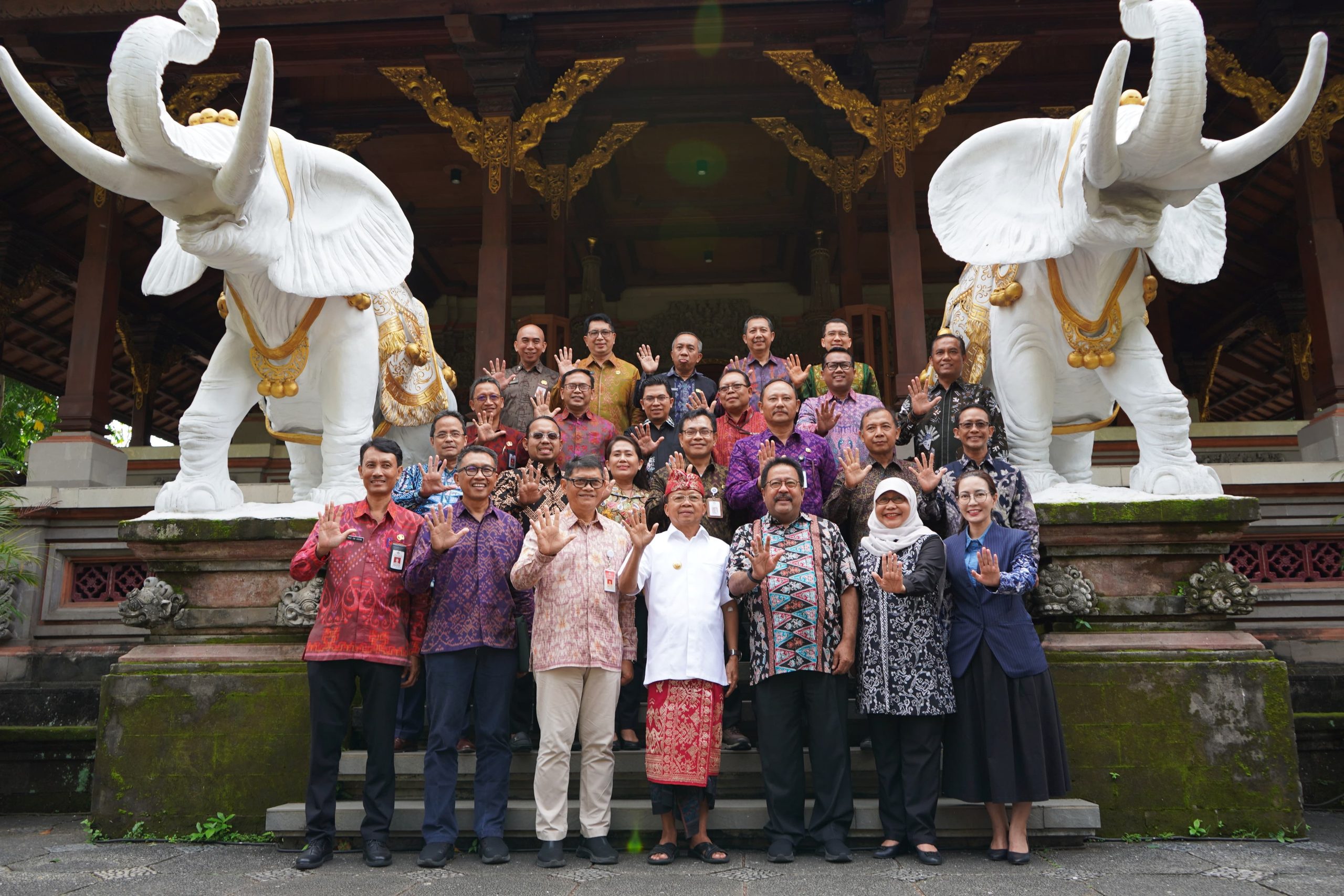 Foto bersama usai penandatanganan kerja sama MRT Bali dan Jakarta oleh Gubernur Wayan Koster dan Rano Karno.