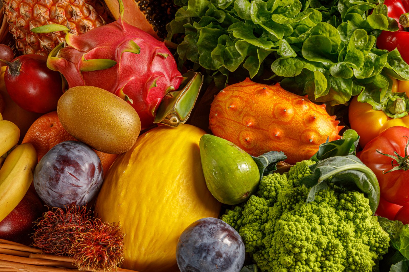 Ilustrasi buah-buahan dan sayur-sayuran.