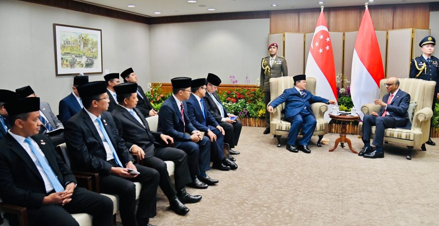 Indonesia and Singapore leaders discuss extradition agreement during bilateral meeting.
