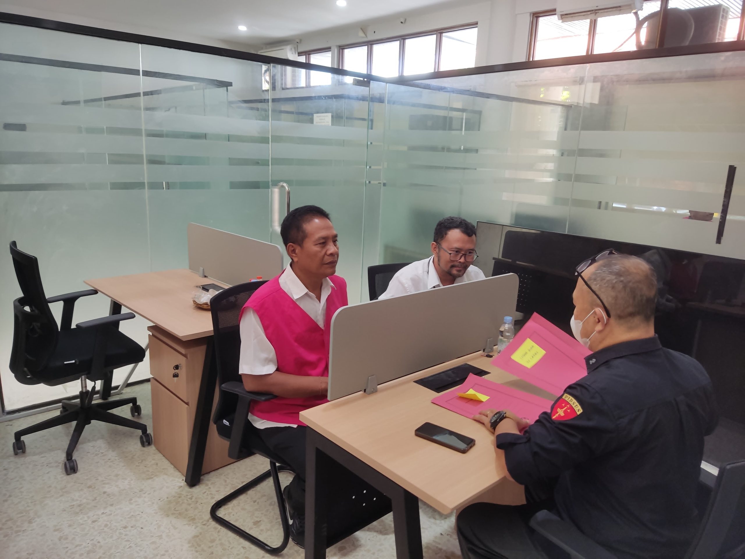 Penyerahan tersangka korupsi pemerasan pembangunan rumah bersubsidi di Bali.