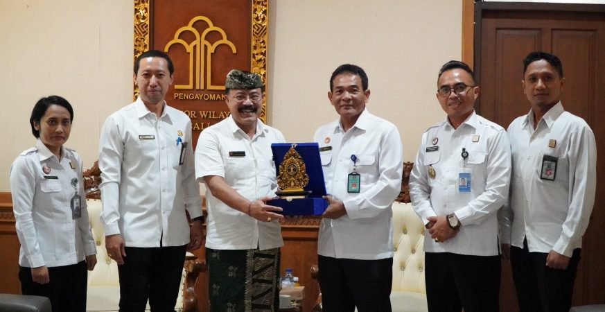 Meeting between Bali Regional Office and Karangasem Regency officials to strengthen coordination and collaboration on regional regulations.
