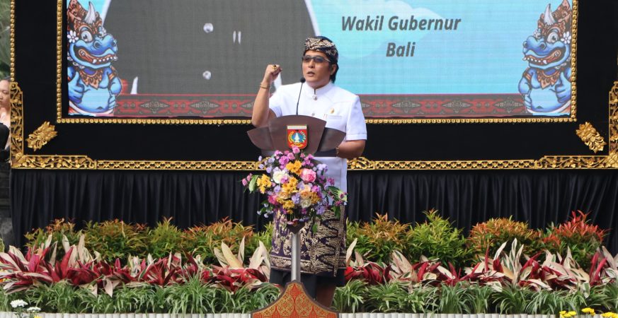 Pembukaan Karangasem Festival 2025 oleh Wakil Gubernur Bali, I Nyoman Giri Prasta, di Monumen Tugu Pahlawan Amlapura.