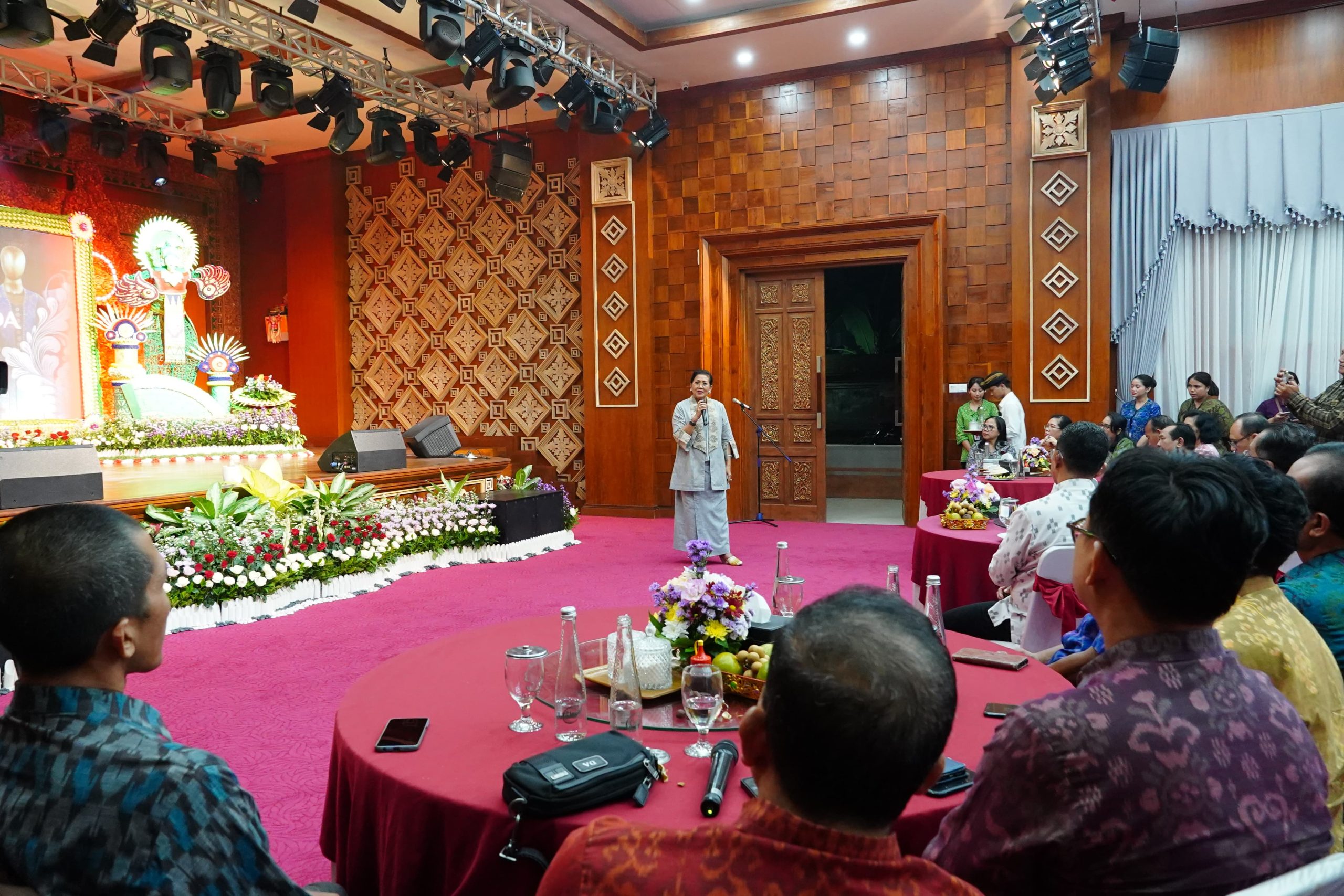 Peluncuran website Dekranasda Bali oleh Putri Suastini Koster di Denpasar sebagai bagian dari promosi kerajinan lokal.